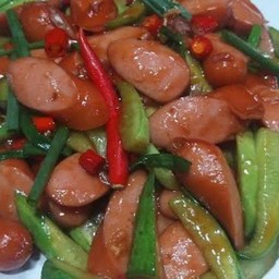 ข้าวหน้าไส้กรอกแตงกวาผัดซอสมะเขือเทศใส่พริก,ต้นหอม