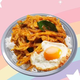 ข้าวหน่อไม้ผัดพริกแกงหมูชิ้น+ไข่ดาว