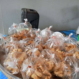 เเคบหมูติดมัน( ห่อใหญ่ )