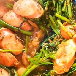 ข้าวหน้าผัดพริกแกงผักบุ้งจีนไส้กรอก