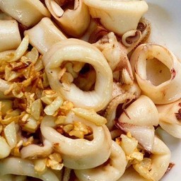ข้าวปลาหมึกทอดกระเทียม