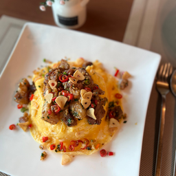 ข้าวไข่ข้นสามชั้นผัดพริกเกลือ