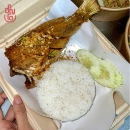 ข้าวปลาทอดราดน้ำปลายำ