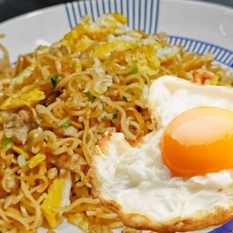 ผัดมาม่าใส่ไข่+ไข่ดาว