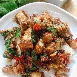 กะเพราหมูกรอบราดข้าว