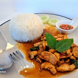 กระเพราไก่ราดข้าว