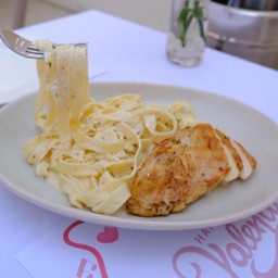 เฟตตูครีมซอสไก่ย่าง