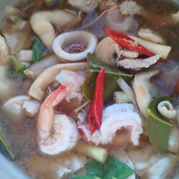 ต้มยำรวมหมูไก่กุ้งหมึกเห็ด(น้ำใส)