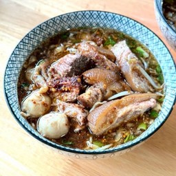 ก๋วยเตี๋ยวเรืออยุธยา ขาหมูตุ๋น  (M)