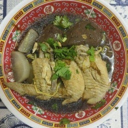 ร้านก๋วยเตี๋ยวไก่ตุ๋น & ข้าวกระเพรา  (บิ้กบูม)