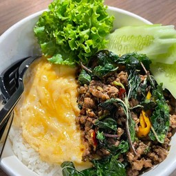 ข้าวกะเพราเนื้อโคขุนสับมันเนื้อวากิวไข่ข้น