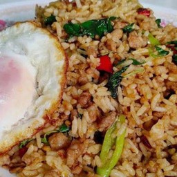 ข้าวคลุกกระเพราหมูใข่ดาว