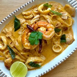 เฟตตูชินี่ซอสต้มยำซีฟู๊ด