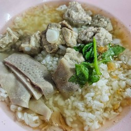 ข้าวต้มรวมหมู (หมูสับ ซี่โครงหมู กระเพาะหมู)