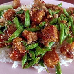 ผัดพริกแกงหมูกรอบ