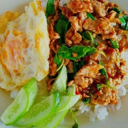 ข้าวกระเพราหมูชิ้นหมูสับ + ไข่ดาว