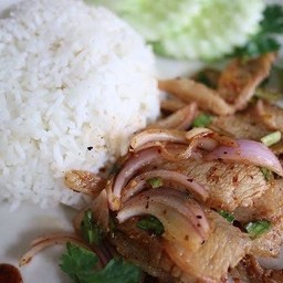 หมูย่างน้ำตกราดข้าว