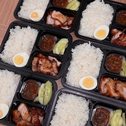 ข้าวหมูสามชั้นทอดน้ำปลาทรงเครื่อง