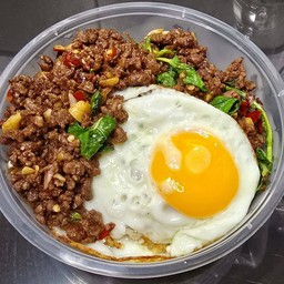 ข้าวกระเพราเนื้อสับใข่ดาว