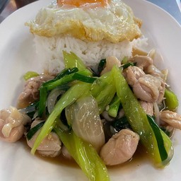 ข้าวราดผัดพริกหยวกไก่