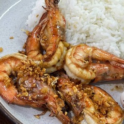 กุ้งกระเทียมราดข้าวหอมมะลิ
