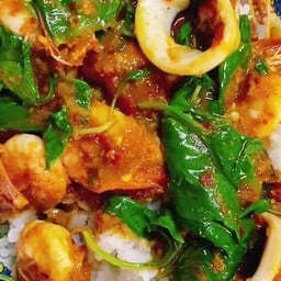 พริกแกง กุ้ง หมึก ราดข้าว