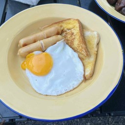 ไส้กรอกไก่+ไข่ดาว+ขนมปัง