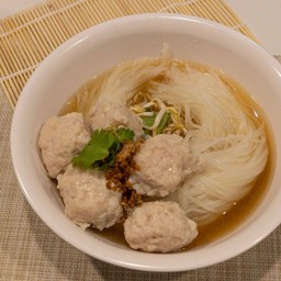 ก๋วยเตี๋ยวน้ำไก่อบลูกชิ้น
