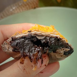 แบ่งขาย 1 ชิ้น เปี๊ยะดาร์คช็อคโกแลตลาวาฝอยทอง