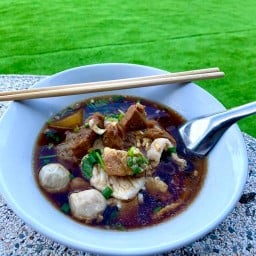 เจ๊นกข้าวมันไก่ & เตี๋ยวต้มยำหมูตุ๋น