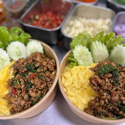 ข้าวกะเพราไกไข่ข้น
