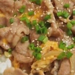 ข้าวหน้าหมูผัดซอสเทอริยากิ