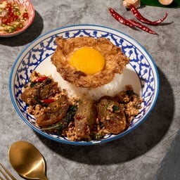 กะเพราคั่วแห้งหมูสับไข่เยี่ยวม้า Stir-fried Minced Pork with Kapao & Century Egg