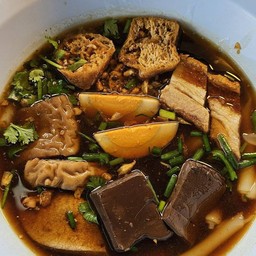 ก๋วยจั๊บน้ำข้นทุกอย่างธรรมดา