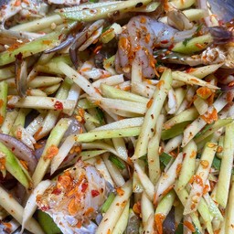 ยำมะม่วงรวมกุ้ง+ปู+ปลากรอบ