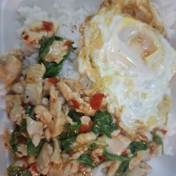 ข้าวกะเพราไก่ไข่ดาว
