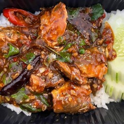 ผัดกระเพราปลากระป๋องราดข้าว ไข่ดาว