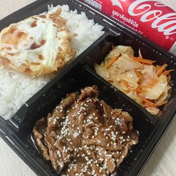 [อร่อยซ่ากับโค้ก] ข้าวเนื้อซอสพริกไทยดำ +  โค้ก ออริจินัล (กระป๋อง)