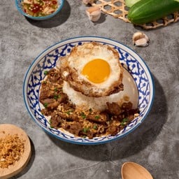 หมูนุ่มผัดกระเทียมคั่วแห้ง Stir-fried Soft Pork with Garlic (Dry Style)