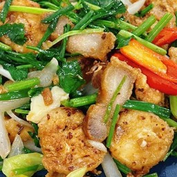 ข้าวราดหมูกรอบเต้าหู้ไข่ผัดขึ้นช่าย