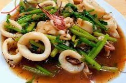 ข้าวราดผัดคื่นช่ายหมึก
