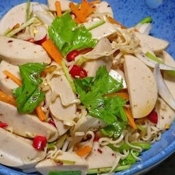 ยำมาม่าหมูสับหมูยอ