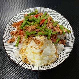 ข้าว ผัดพริกแกงหมูสับถั่วฝักยาว+ไข่ดาวกรอบ