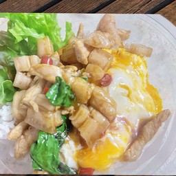 ข้าวกะเพราสามชั้นไข่ลาวา
