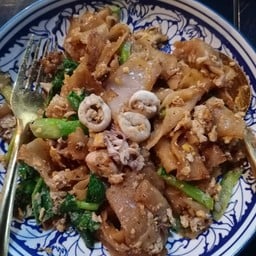 ผัดซีอิ้วปลาหมึก