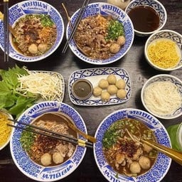 ก๋วยเตี๋ยวเรือเนื้อริบอายสไลด์+เนื้อรวม