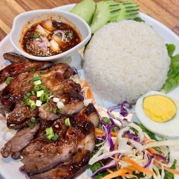 แมวเหมียว ข้าวไก่ย่างน้ำจิ้มแจ่ว ยำไก่แซ่บ ยำไก่ย่าง ใกล้ฉัน