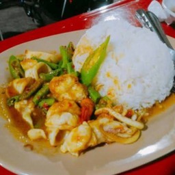 ข้าวผัดเครื่องแกงทะเล