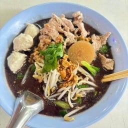 กะเพราวัยรุ่น&ก๋วยเตี๋ยวหมูน้ำตก ข้าวหมูแดงหมูกรอบ