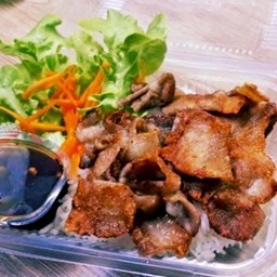 ข้าวหมูสามชั้นทอดน้ำปลา